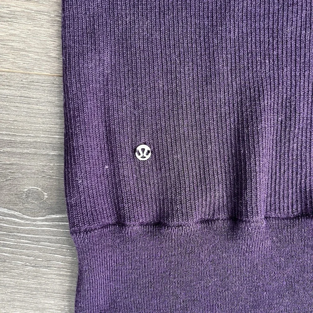 Lululemon Sweater Women's Approx Size‎ 10 Purple Thumbholes Pullover Reversible